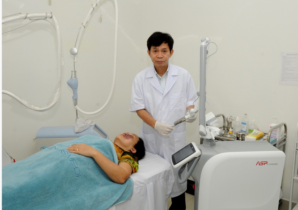 Điều trị các bất thường về mạch máu như thế nào? - 1 PGS Phạm Hữu Nghị đang điều trị trên hệ thống máy Laser Nd:Yag Fotona Starwalker.