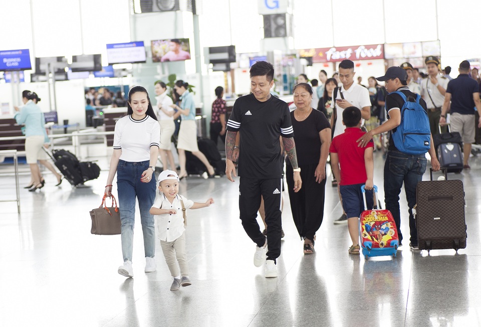 Ca sỹ Tuấn Hưng đưa vợ con Mỹ định cư lâu dài? - 1 Con trai Tuấn Hưng háo hức được xuất ngoại cùng bố mẹ.