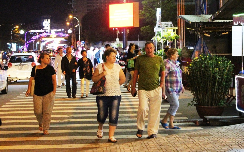 Nha Trang: Du khách nước ngoài hân hoan ra đường đón năm mới Đinh Dậu - 5 Đổ ra đường để cảm nhận Tết Việt trong đêm giao thừa là sự lựa chọn của nhiều du khách