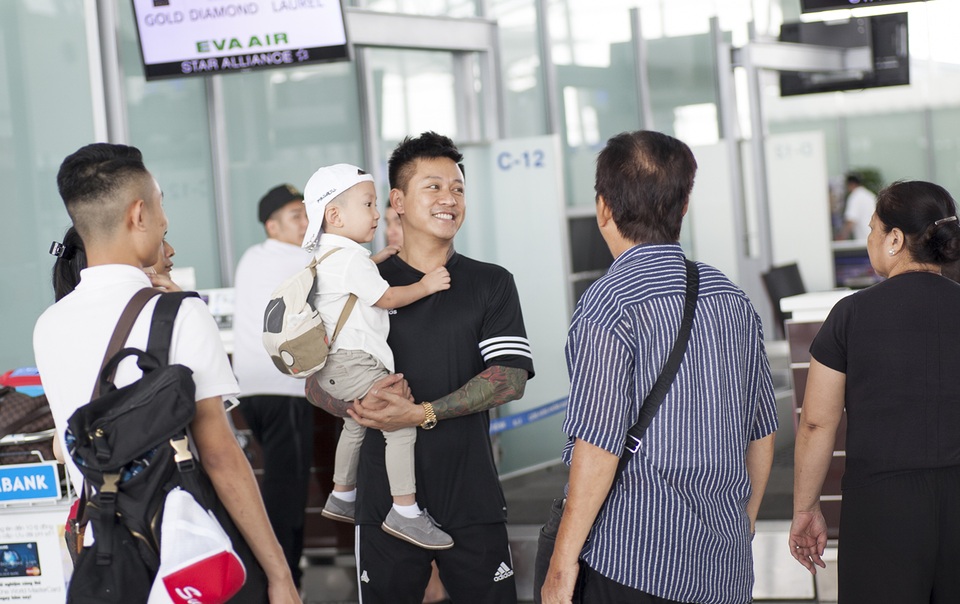 Ca sỹ Tuấn Hưng đưa vợ con Mỹ định cư lâu dài? - 2 Bố mẹ và người thân nam ca sỹ ra tận sân bay tiễn gia đình Tuấn Hưng đi lưu diễn.