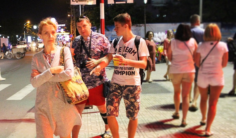 Nha Trang: Du khách nước ngoài hân hoan ra đường đón năm mới Đinh Dậu - 7 Thời điểm này, bên cạnh khách Trung Quốc thì Nha Trang cũng đón một lượng lớn khách Nga