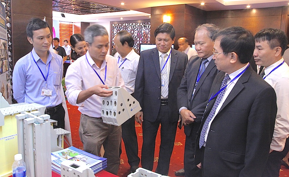 Khai mạc Hội nghị các Quan chức cao cấp APEC về Quản lý thiên tai lần thứ 11 - 7 Các đại biểu xem mô hình cụm công trình Xây dựng đồng bộ hệ thống hạ tầng kỹ thuật đô thị, nông thôn, bảo vệ môi trường, phòng chống thiên tai và ứng phó đối với biến đổi khí hậu của Công ty thoát nước và phát triển đô thị Bà Rịa - Vũng Tàu.