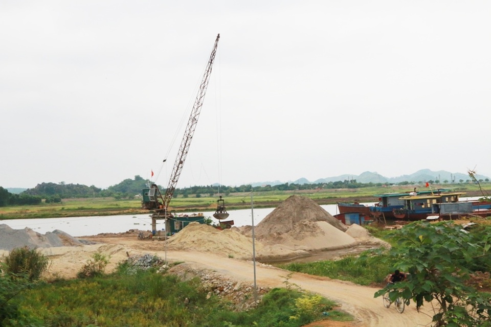 Ninh Bình: Đình chỉ hàng loạt bãi cát "lậu" sau phản ánh của Báo Dân trí - 1 Một mãi cát lậu tồn tại nhiều năm trên địa bàn xã Gia Trung, huyện Gia Viễn.