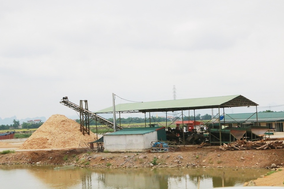 Ninh Bình: Đình chỉ hàng loạt bãi cát "lậu" sau phản ánh của Báo Dân trí - 2 Không chỉ có bãi cát lậu ngang nhiên hoạt động, mà tại xã Gia Phú, huyện Gia Viễn còn có hẳn một xưởng chế biến dam gỗ hoạt động với quy mô lớn vi phạm pháp luật.