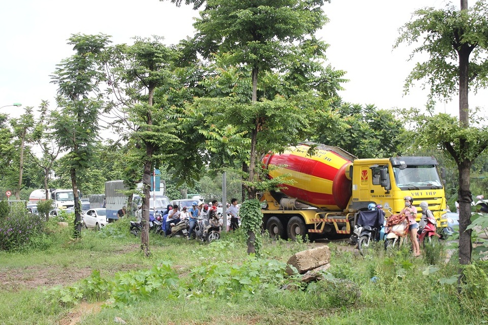 Hàng nghìn người vật vã "lội sông" trên đại lộ hiện đại nhất Việt Nam - 5 Chị Nguyễn Mai Hương (An Khánh, Hoài Đức, Hà Nội) cho biết, chị đứng “chôn chân” trên đường từ khoảng 8h sáng, hiện vẫn chưa thể di chuyển. “Tôi vừa phải gọi điện xin nghỉ làm hôm nay, nhưng hiện tại cũng chưa tìm ra lối đi để quay đầu xe về nhà vì nước ngập quá sâu”, chị Hương nói.
