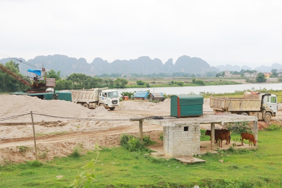 Ninh Bình: Đình chỉ hàng loạt bãi cát "lậu" sau phản ánh của Báo Dân trí - 3 Bãi cát khủng tại xã Gia Phú đã bị cơ quan chức năng đình chỉ, yêu cầu di dời hết cát dừng hoạt động.