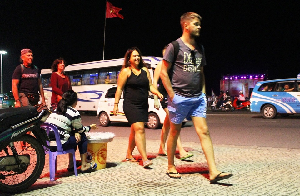 Nha Trang: Du khách nước ngoài hân hoan ra đường đón năm mới Đinh Dậu - 9 Năm nay, Nha Trang không bắn pháo hoa đón năm mới nên lượng phương tiện trên đường cũng thông thoáng hơn