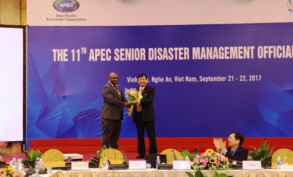 "Khu vực APEC tiếp tục đối mặt những thách thức từ thiên tai..." - 4 Ông Trần Quang Hoài - Tổng cục trưởng Tổng cục Phòng, Chống thiên tai tặng hoa và chúc mừng đất nước Papua New Guinea sẽ là nơi tổ chức Hội nghị APEC 2018.