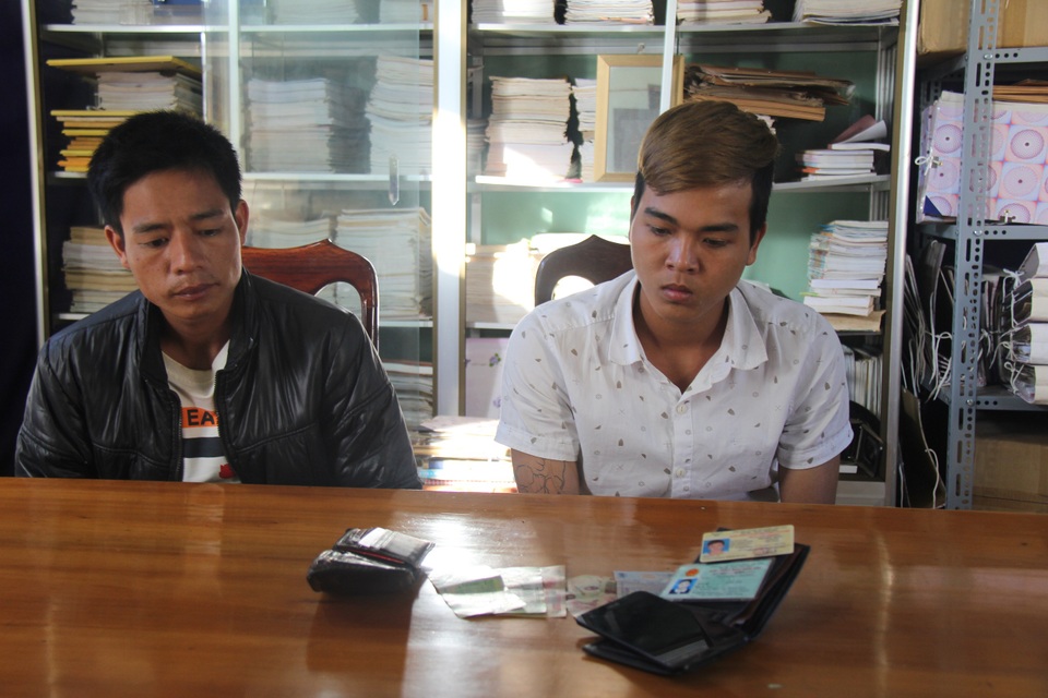 Trộm tài sản của 2 sinh viên cứu người đuối nước - 1 Hai đối tượng cùng tang vật thu giữ tại cơ quan công an