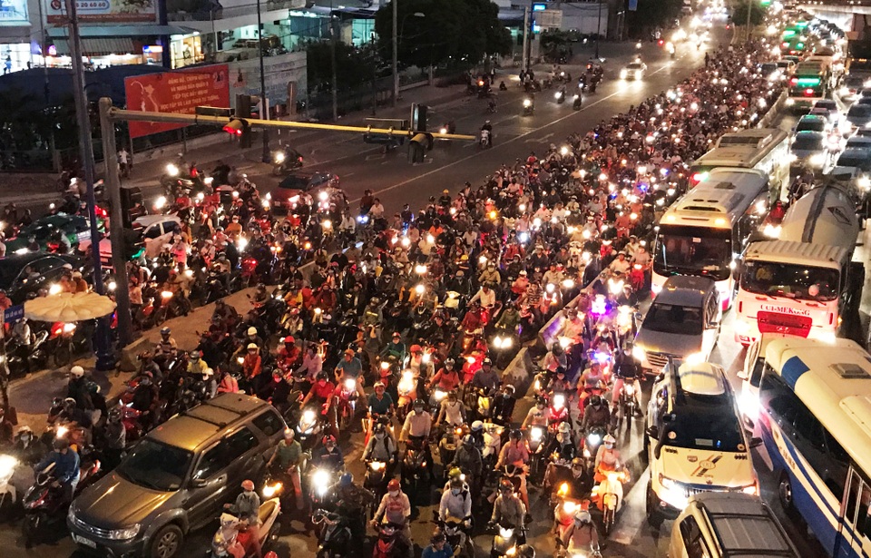Cửa ngõ Sài Gòn ùn ứ nghiêm trọng chiều tối ngày lễ 8/3 - 2 Hàng vạn phương tiện từ các hướng đường đổ về ngã tư cầu vượt thép Thủ Đức vào chiều tối ngày 8/3.