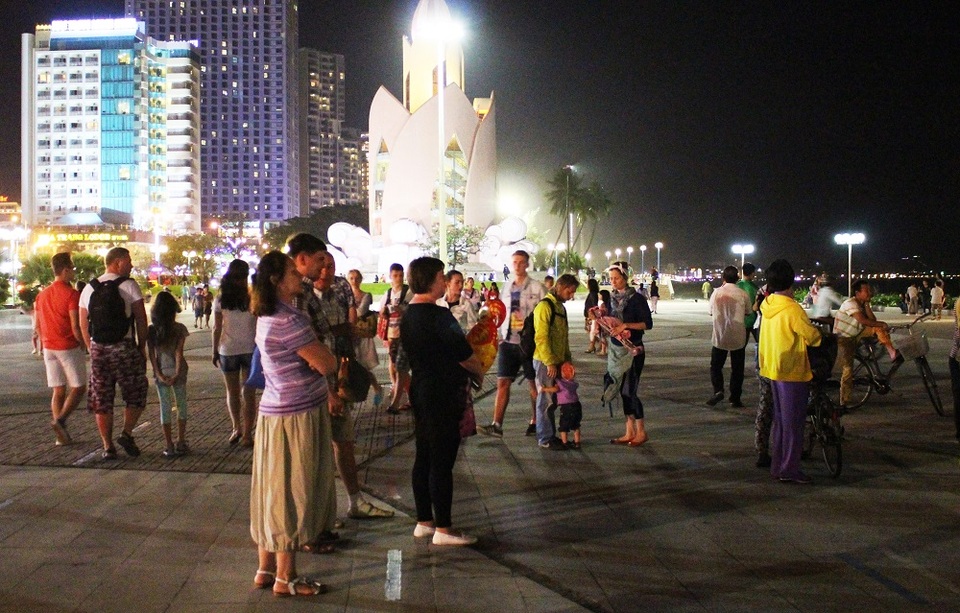 Nha Trang: Du khách nước ngoài hân hoan ra đường đón năm mới Đinh Dậu - 10 Quảng trường 2 tháng 4 Nha Trang có đông du khách nước ngoài xem chương trình ca múa nhạc chào năm mới Đinh Dậu