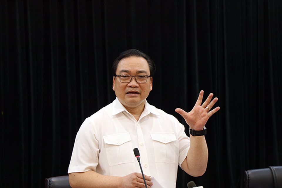 Bí thư Hà Nội: Không cấm người dân kinh doanh trên vỉa hè - 1 Bí thư Thành ủy Hà Nội Hoàng Trung Hải làm việc với Quận ủy Long Biên