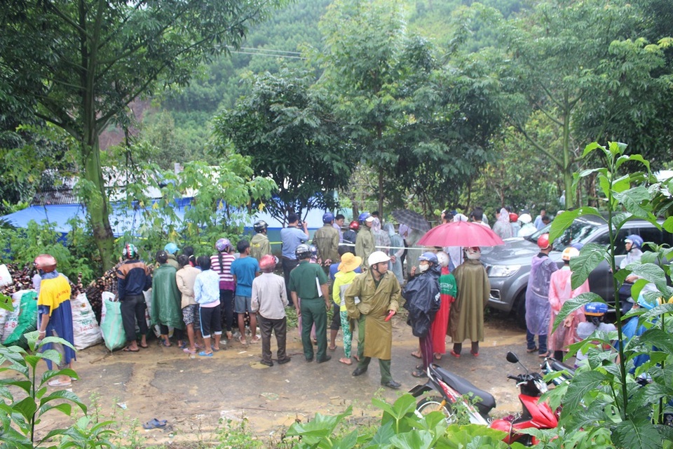 Thu giữ vật thể lạ tại hiện trường vụ nổ bom 6 người chết - 2 Hàng trăm người dân bàng hoàng sau vụ nổ và theo dõi công tác khám nghiệm hiện trường