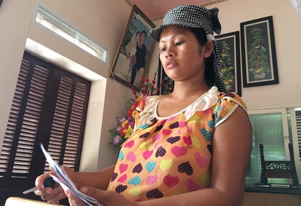 Chị Đặng Thị Khuyên đi làm ăn xa về đóng tiền chậm, bị phạt 7 tháng lãi suất