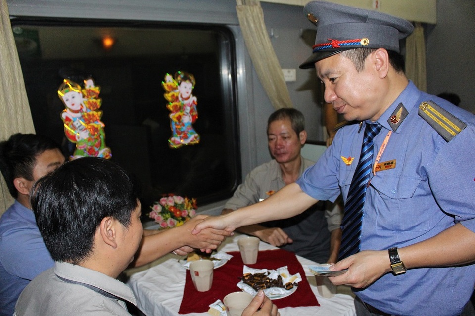 Tết ấm áp trên chuyến tàu Bắc - Nam - 3 Trưởng tàu TN2 - Ngô Ngọc Anh chúc Tết và lì xì đến từng hành khách được mời đón giao thừa trong toa dịch vụ