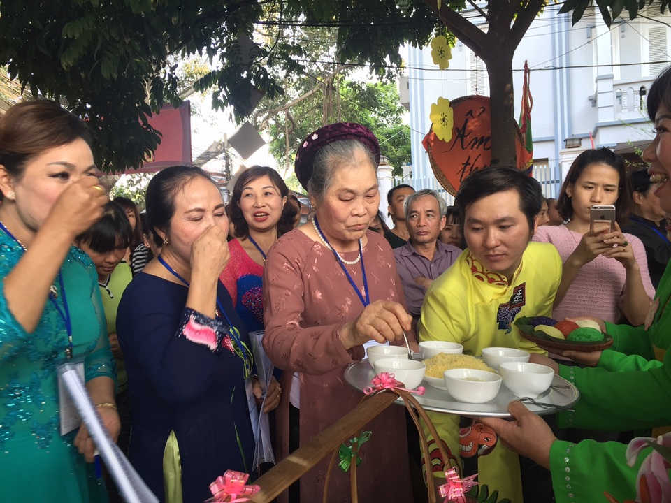 Cả làng dốc sức thi nấu xôi ở Phú Thượng - 13 Ban giám khảo là những người có thâm niên và nổi tiếng nấu xôi ngon ở làng Phú Gia đang chấm thi. Mỗi mâm xôi phải mang được nét văn hoá của làng, hương vị đặc trưng và đảm bảo yếu tố thẩm mỹ, an toàn vệ sinh thực phẩm.