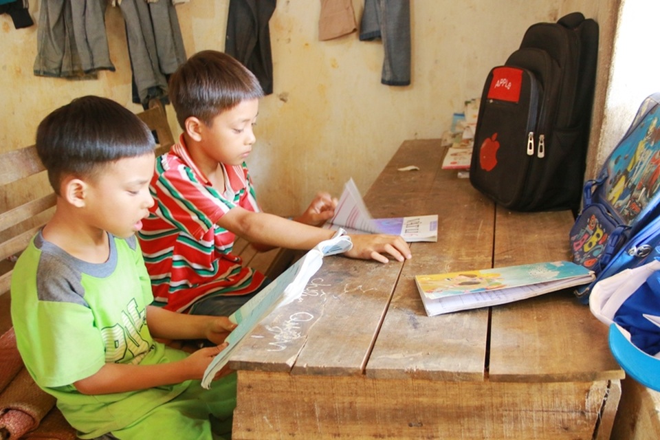 "Lúc còn sống, chồng tôi bảo "đông con, đông của", có ai ngờ... !" - 3 Cái ăn cái mặc với lũ trẻ con chị Tính đã khó, chuyện học hành lại càng quá xa vời.