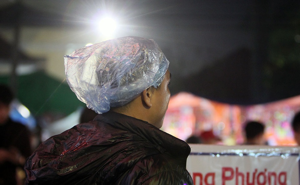 Một du khách tới từ Hải Phòng đang đợi người thân ngoài cổng chợ Viềng.