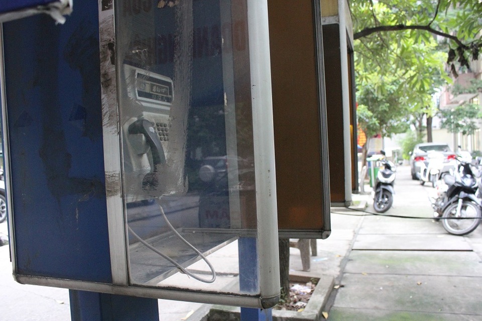 Những bốt điện thoại thẻ công cộng ở Hà Nội, giờ ra sao? - 3 Tuy nhiên đến khoảng những năm 2005, sự phát triển nhanh chóng của những loại hình dịch vụ điện thoại cố định, di động, internet… đã khiến người tiêu dùng không còn mặn mà, thậm chí quay lưng với điện thoại thẻ. Doanh thu của loại hình dịch vụ này liên tục sụt giảm.