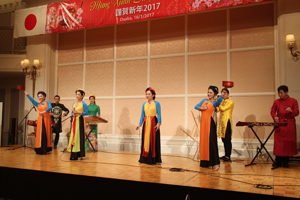 
Các nghệ sĩ biểu diễn trong chương trình mừng xuân mới (Ảnh: Bộ Ngoại giao Việt Nam)
