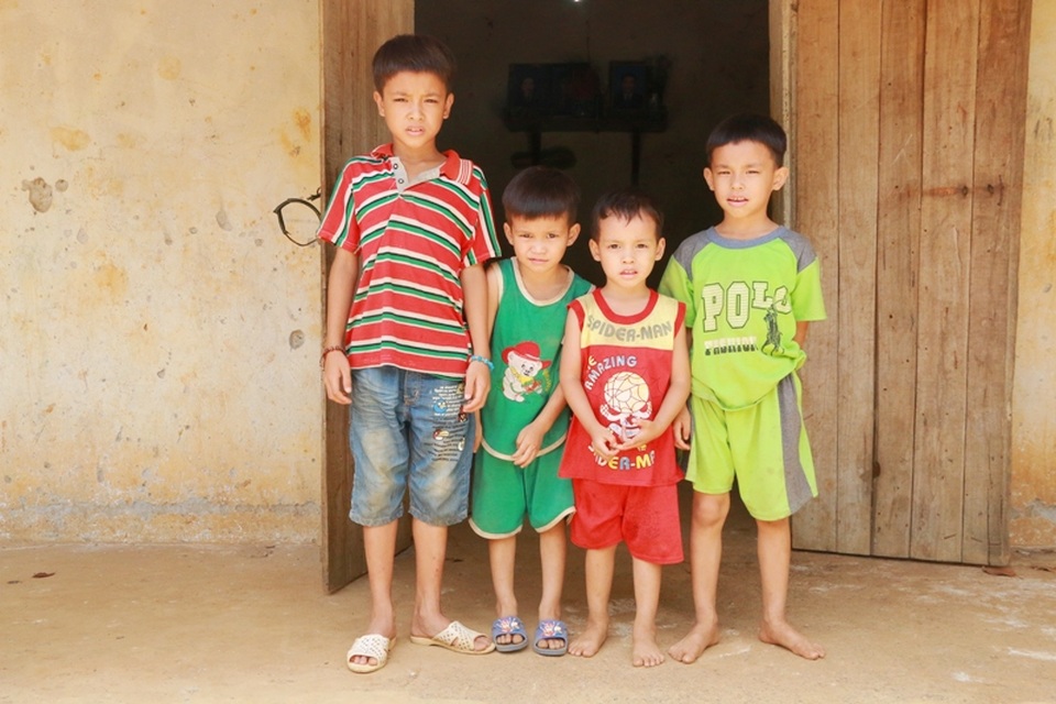 "Lúc còn sống, chồng tôi bảo "đông con, đông của", có ai ngờ... !" - 2 Những đứa con nhỏ nheo nhóc của chị Tính có nguy cơ thất học vì gia cảnh quá nghèo.