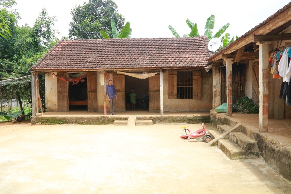 "Lúc còn sống, chồng tôi bảo "đông con, đông của", có ai ngờ... !" - 1 Căn nhà cấp 4 tuềnh toàng của mẹ con chị Tính nằm ở cuối thôn Đồng Bài, xã Quảng Lạc (Nho Quan, Ninh Bình)