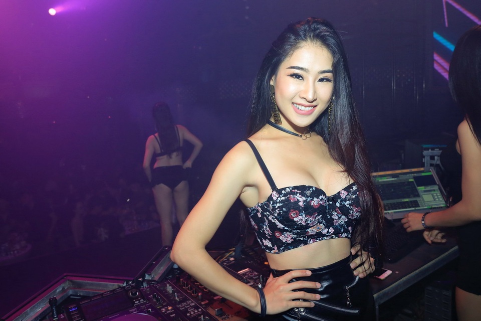 DJ Oxy xinh đẹp “cháy” hết mình trong nhạc hội - 3 DJ Oxy xinh đẹp “cháy” hết mình trong nhạc hội - 3
