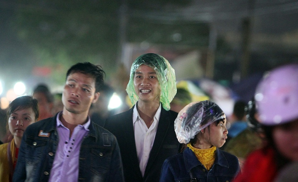 Cơn mưa nặng hạt vào 12h đêm ngày mồng 7 không ngăn được dòng người đổ về chợ Viềng.