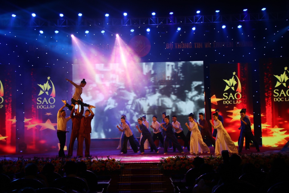 “Sao độc lập” - tiếp thêm ngọn lửa truyền thống - 1 Những tiết mục văn nghệ tại chương trình.