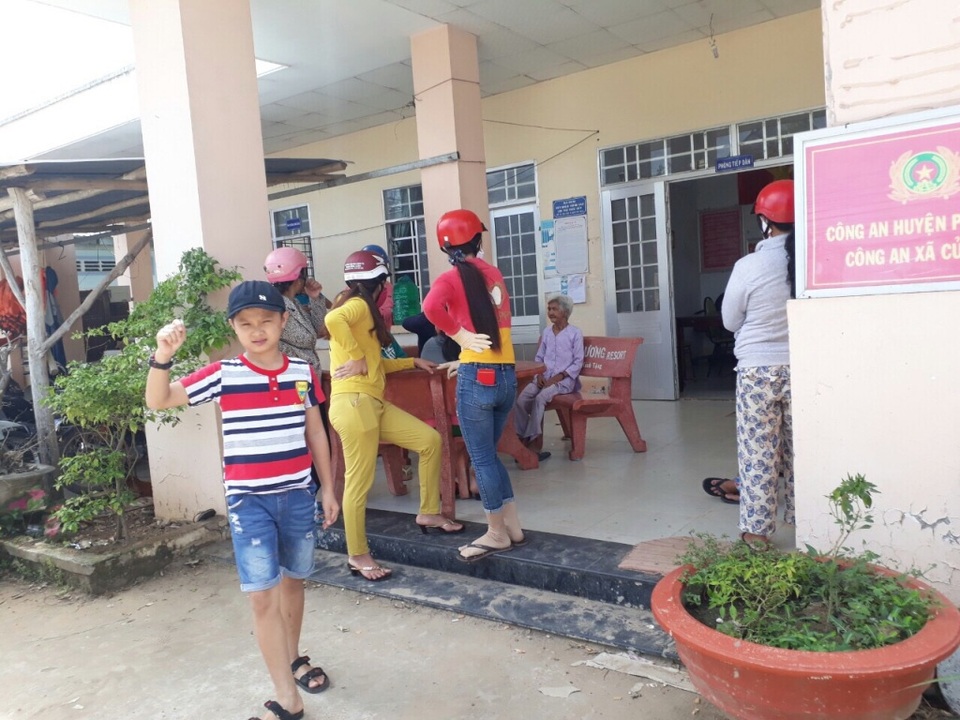 Khởi tố kẻ lừa đảo nhiều cụ già ở Phú Quốc - 1 Hôm công an xã Cửa Cạn làm việc với đối tượng Pham Kim Thu, rất đông người dân đến xem và trình báo sự việc người thân bị lừa đảo chiếm đoạt tài sản