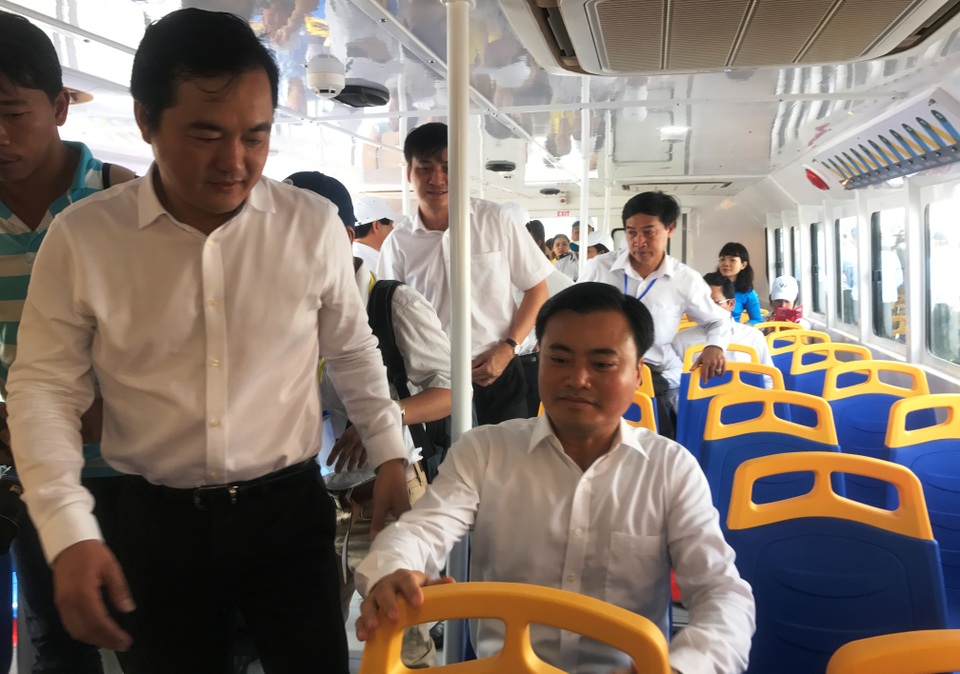 Cận cảnh tàu buýt đầu tiên của Sài Gòn vừa hạ thủy - 3 Giám đốc Sở GTVT, Sở Du lịch TPHCM và lãnh đạo UBND quận 7 và đại diện các ngành có liên quan tham dự lễ hạ thủy kỹ thuật tàu buýt.