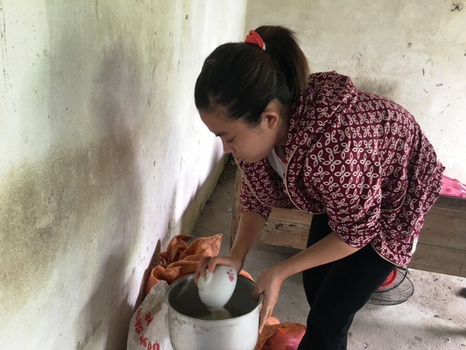 Long lấy chồng các xa nhà hơn 30km vầ phải đi làm công nhân nên thi thoảng mới tranh thủ về thăm bố và em