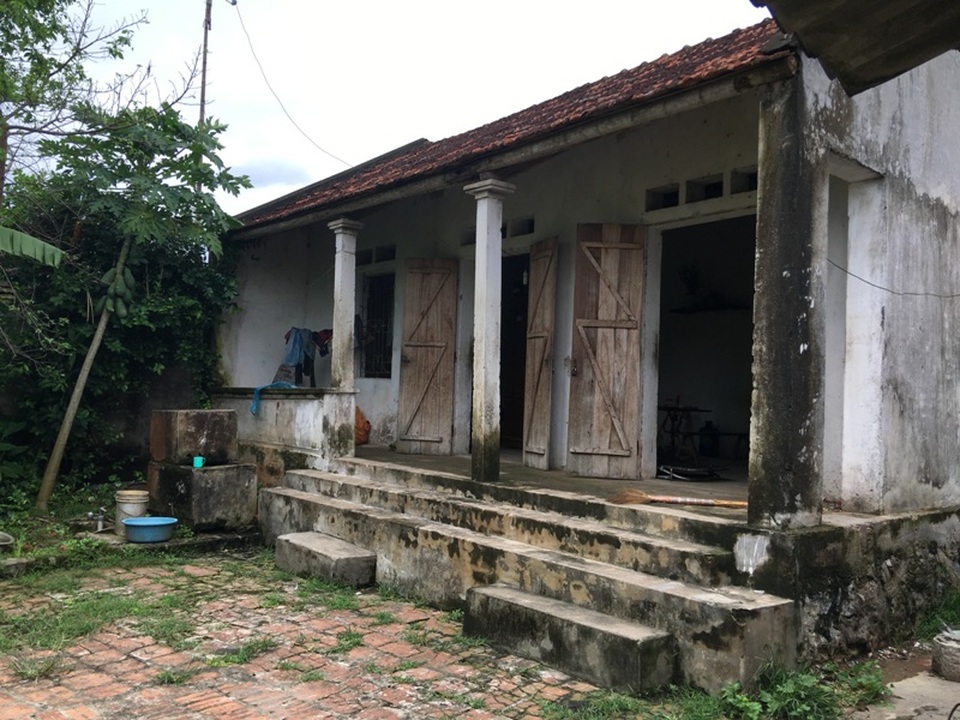 Căn nhà cấp bốn tồi tàn nơi hai bố con Trọng đang sống