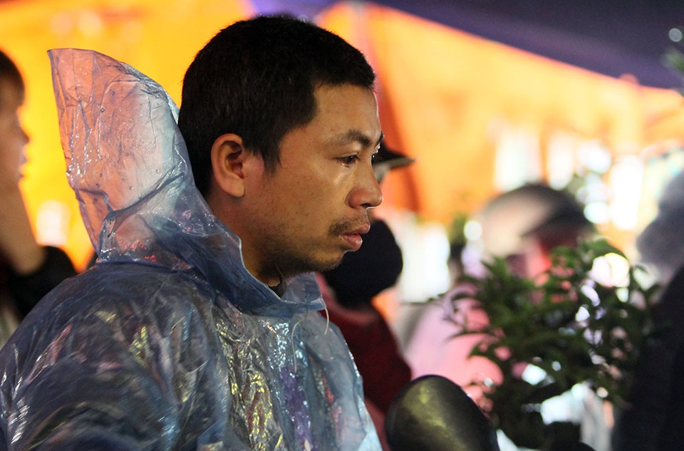 Vẻ mặt mệt mỏi của một du khách thập phương phải chen chân trong chợ Viềng.