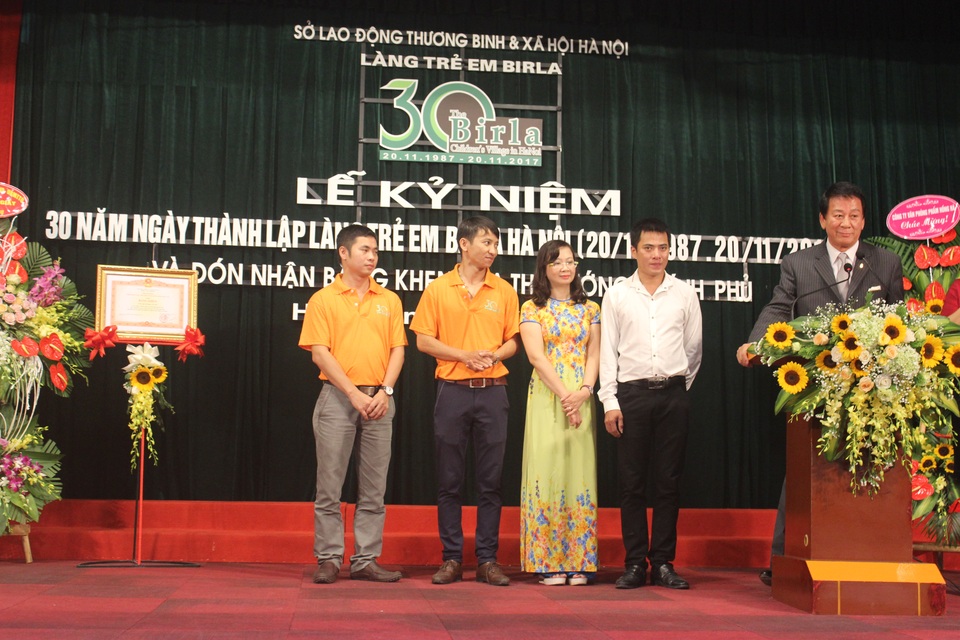 Nhật Bản viện trợ 83.000 USD nâng cấp làng trẻ em mồ côi Việt Nam - 3
Đại sứ đặc biệt Nhật - Việt/ Việt - Nhật Sugi Ryotaro đứng cạnh 4 người con nuôi đầu tiên của ông tại Làng trẻ em Birla (Ảnh: Thành Đạt)