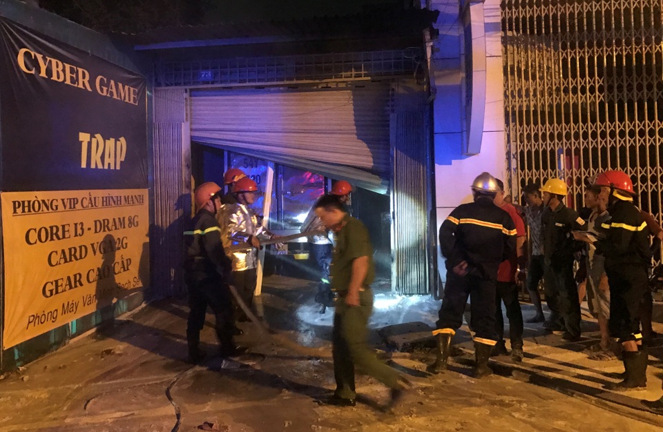 Hàng chục người phá 2 lớp cửa chữa cháy căn nhà vắng chủ - 4
Chiếc xe tải cùng nhiều tài sản bên trong căn nhà đã may mắn không bị lửa thiêu cháy.