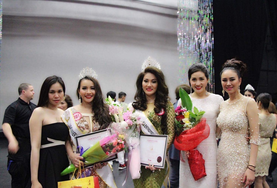 Người đẹp ngành thẩm mỹ đăng quang Hoa hậu Doanh nhân Việt Nam Thế giới 2017 - 9 Nụ cười thân thiện, nữ doanh nhân tài sắc Xuân Hương nhận được nhiều tình cảm yêu mến của các thí sinh.