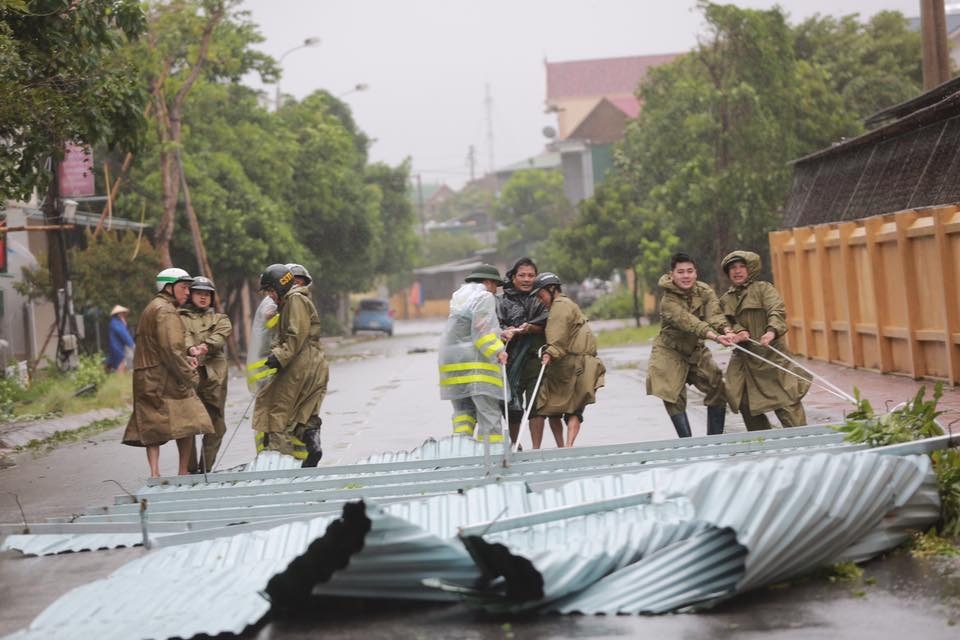 
Lực lượng CSGT TP Hà Tĩnh khẩn giúp dân khắc phục sự cố sau bão
