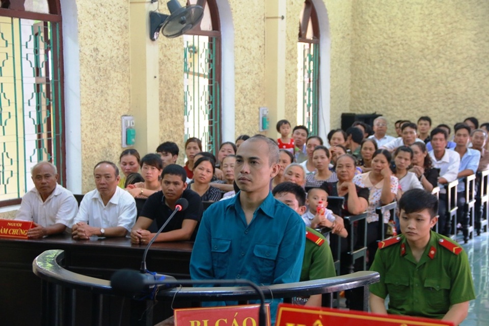 Dùng dao chém người tình của vợ "thừa sống thiếu chết" - 1 Bị cáo Nguyễn Văn Vinh bị tuyên phạt 5 năm tù về tội Giết người.