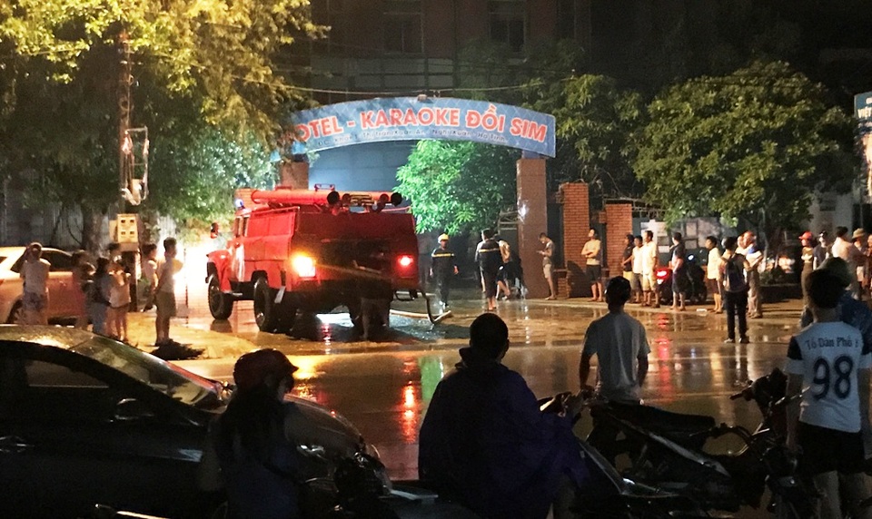Quán karaoke bốc cháy, 6 phòng hát bị thiêu rụi hoàn toàn - 4
Đám cháy được dập tắt cũng là lúc quán karaoke Đồi Sim thành tro tàn, thiệt hại nặng nề.