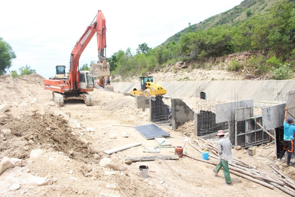 "Vá" đoạn kênh thoát lũ bị vỡ từng gây sập 4 nhà dân ở Nha Trang - 1 Đơn vị thi công đang khẩn trương khắc phục đoạn kênh thoát lũ khu dân cư Đường Đệ bị vỡ, hôm 26/8