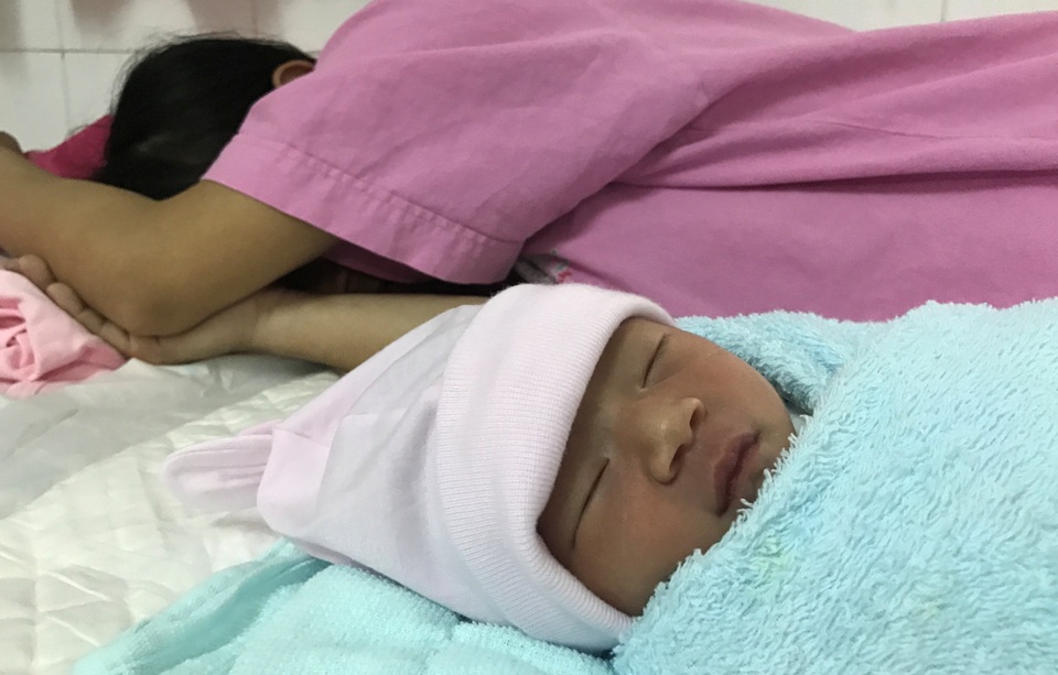 Bé gái sơ sinh bị mẹ và cha kiên quyết… không nuôi! - 1 Sau hơn 1 ngày bỏ con sơ sinh, trưa 15/3, chị T. đã trở lại với con của mình ở bệnh viện quận 2.