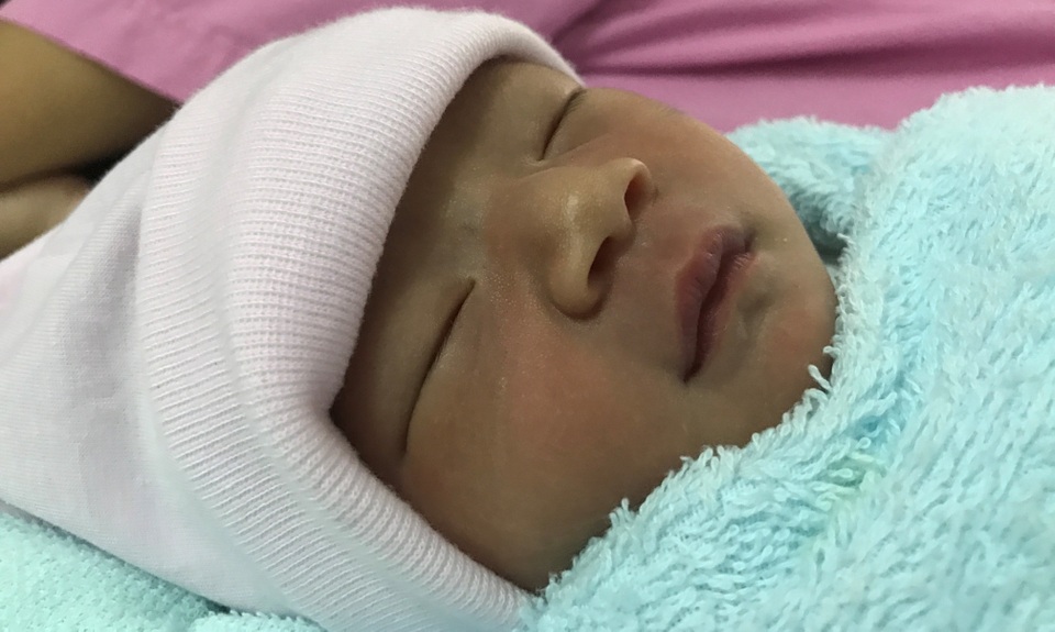 Bé gái sơ sinh bị mẹ và cha kiên quyết… không nuôi! - 3
Bé gái sơ sinh vừa chào đời đã có nguy cơ không được cha mẹ đẻ nuôi dưỡng