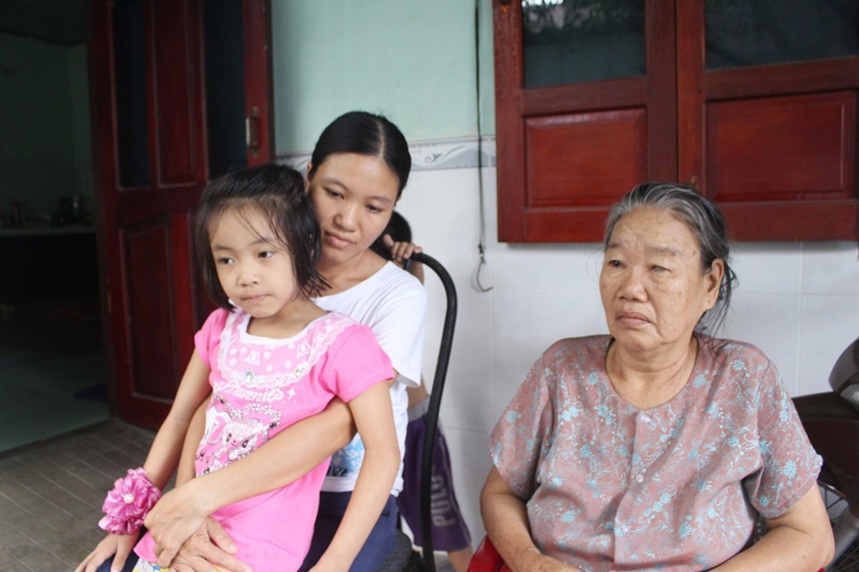Luật sư nói gì về vụ "chồng chết đột ngột, vợ khó chứng tử"? - 1 Gia đình chị Phan Thị Thơ (áo trắng) trình bày sự việc với báo chí, chiều 29/8