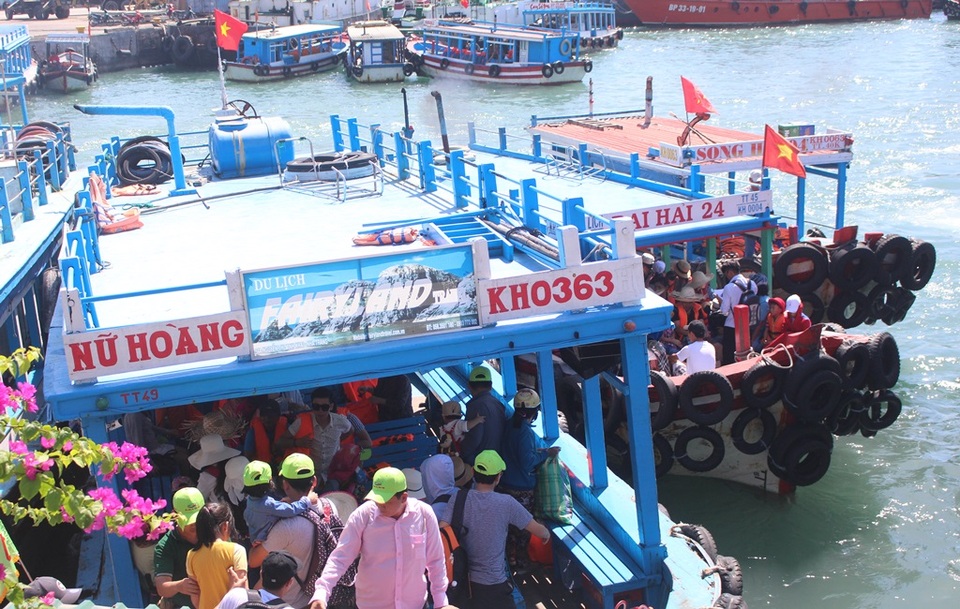 Nha Trang: Hàng nghìn du khách “chen chân” ở bến tàu du lịch dịp 2/9 - 2 Nha Trang: Hàng nghìn du khách “chen chân” ở bến tàu du lịch dịp 2/9 - 2