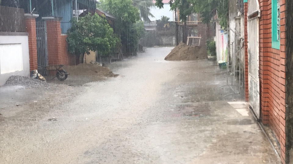 Cơn “mưa vàng” xối mát thành Vinh - 2 Đường Trần Đình Phong ngập nước trong cơn mưa vàng