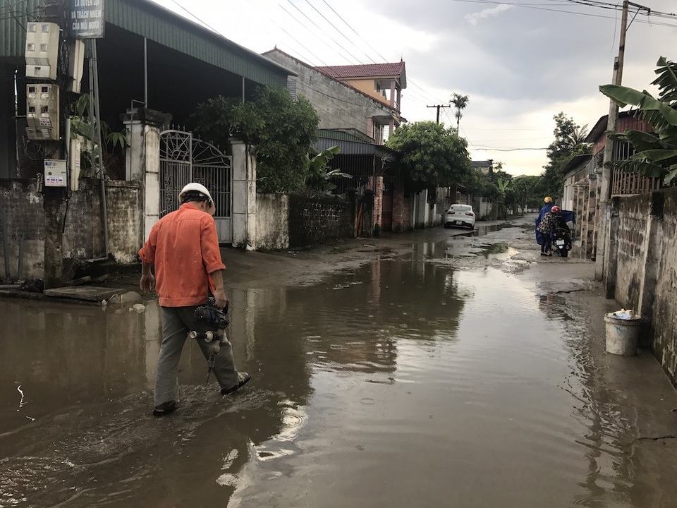 Cơn “mưa vàng” xối mát thành Vinh - 3 Người dân ra đường sau cơn mưa.