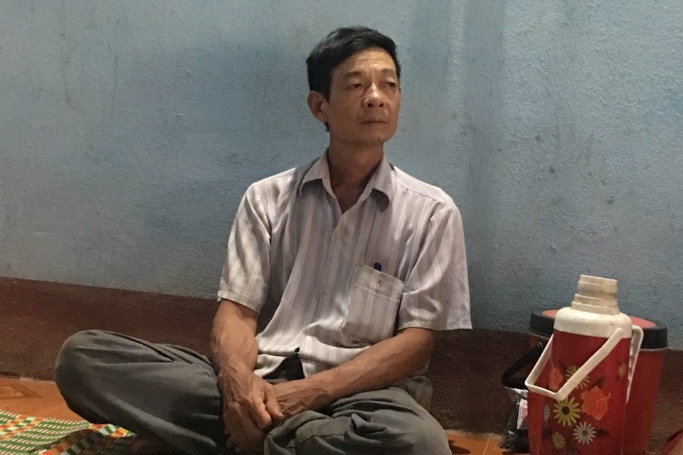 Tìm thấy thi thể bé trai 20 tháng tuổi mất tích trên sông - 3
Ông Phạm Văn Ngà (ông nội bé Khôi) đau đớn khi mất cháu.