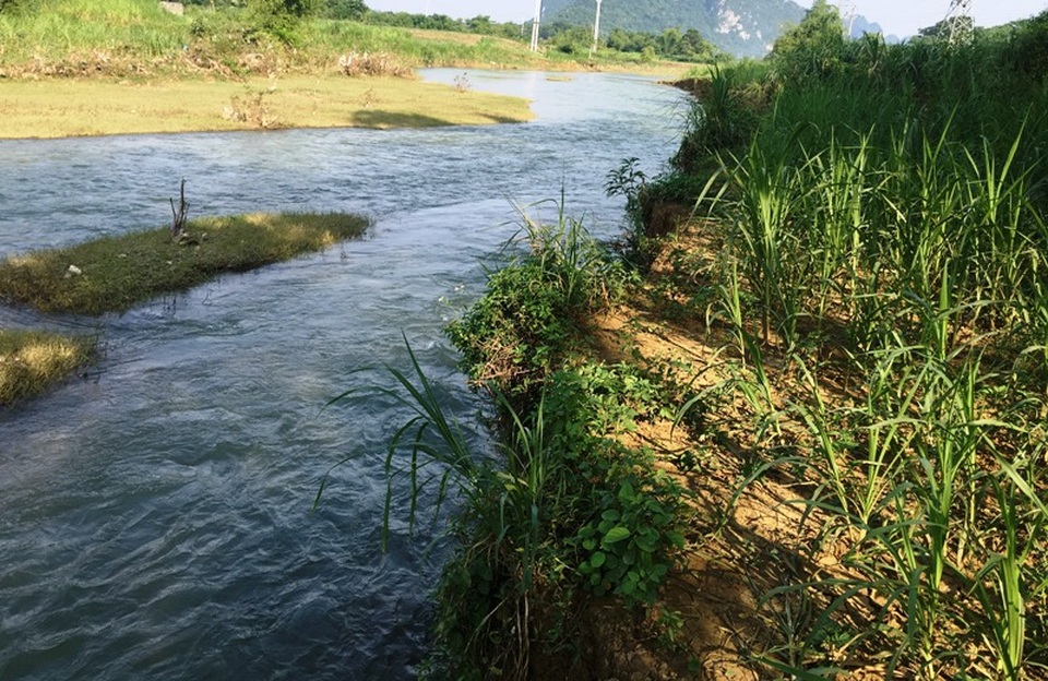 Tìm thấy thi thể bé trai 20 tháng tuổi mất tích trên sông - 2 Nhà anh Khiêm nằm cạnh sông Cầu Chày
