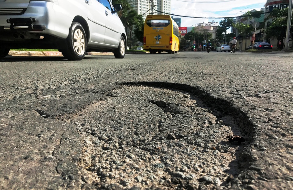 Toát mồ hôi đánh vật với con đường tai tiếng nhất Sài Gòn - 2
Người qua lại hàng ngày trên tuyến đường Nguyễn Hữu Cảnh vô cùng bất an, lo lắng vì sự xuống cấp nghiêm trọng, mất an toàn.